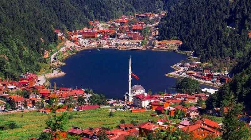 Rize çıkışlı Uzungöl turu Karadeniz yayla manzarası doğa ve göl görüntüsü